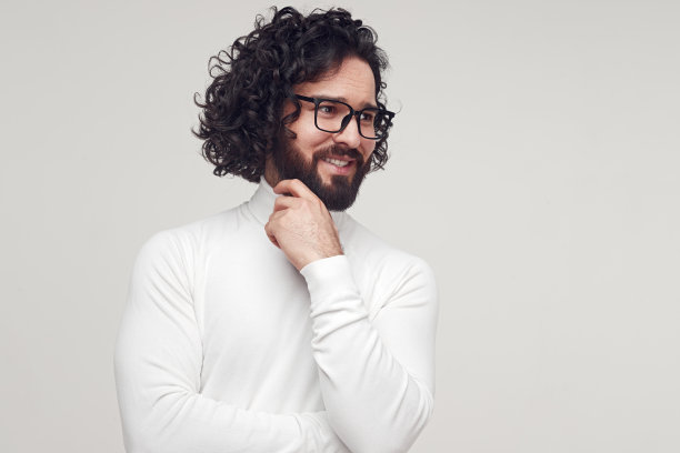 胡子男人微笑着望向别处图片下载