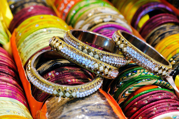 2022年4月17日，印度浦那，五颜六色的手镯陈列在女性商店，金属手镯陈列在货架上，一组一组的手镯。图片下载