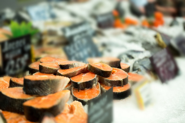 准备在超市出售的生鱼。图片下载