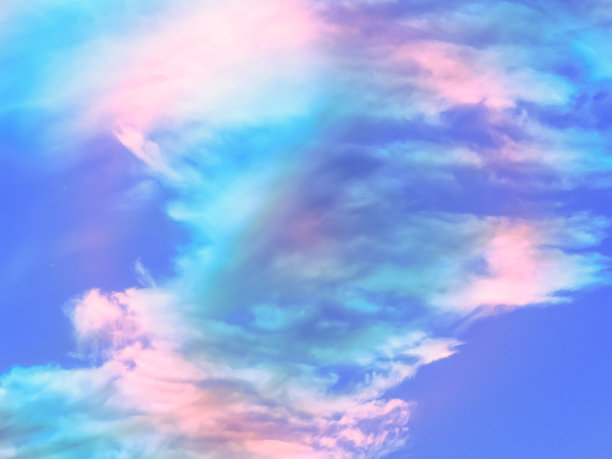 天空中渐变颜色的景观。图片下载