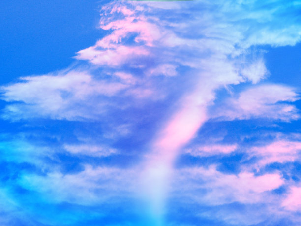 天空中渐变颜色的景观。图片下载