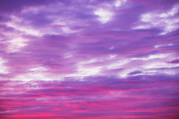 雨后日落时天空中令人惊叹的云景。图片下载