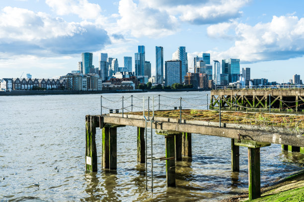 泰晤士河上的码头，背景是金丝雀码头的办公楼图片下载
