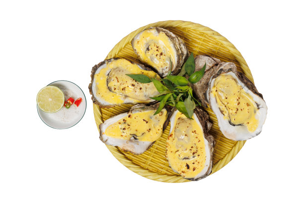 白色背景的烤牡蛎芝士图片下载