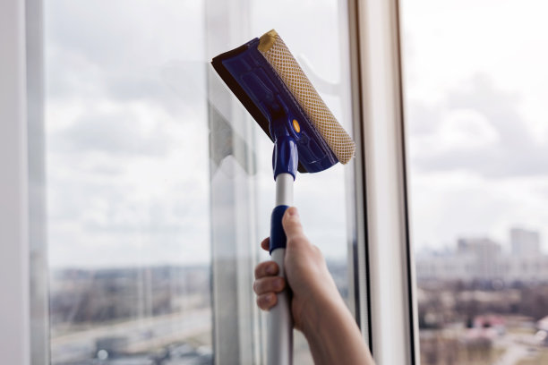用专用拖把擦洗窗户图片下载
