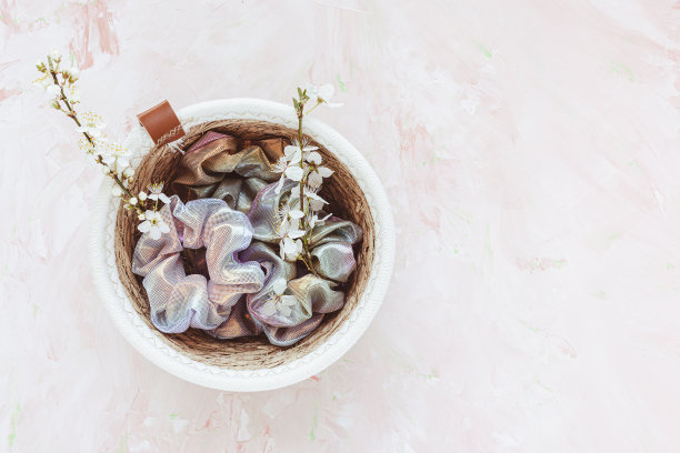 时髦的全息发光发圈在篮子里的配件和白色的春天的花朵，复制空间图片下载