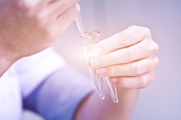 实验室技术员在实验室里用显微镜做研究。科学家与设备持有工具在科学实验科学概念股票照片图片下载