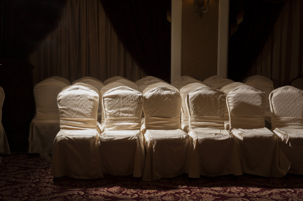 室内的一排带白色罩子的椅子图片下载