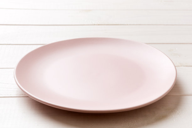 木制背景上的空粉色板的透视视图。为你的设计留出空间图片下载