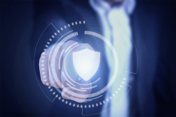 西装男按下虚拟盾牌按钮。软件、数据、网络信息保护理念图片下载