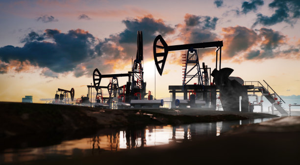 油泵，石油工业设备，钻井井架剪影从油田在日落。能源供应危机，电力供应，能源危机。具有戏剧性天空和水中倒影的3D渲染插图图片下载