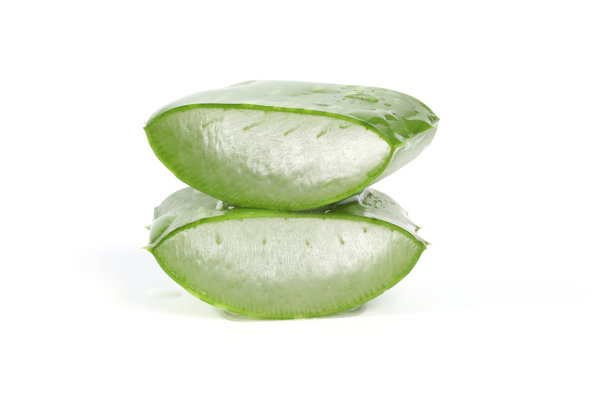 特写新鲜芦荟切片与水滴分离在白色背景。图片下载