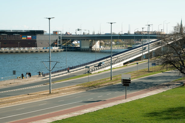 城市十字路口的交通顶视图。立交桥上的道路交叉口鸟瞰图，汽车交通图片下载