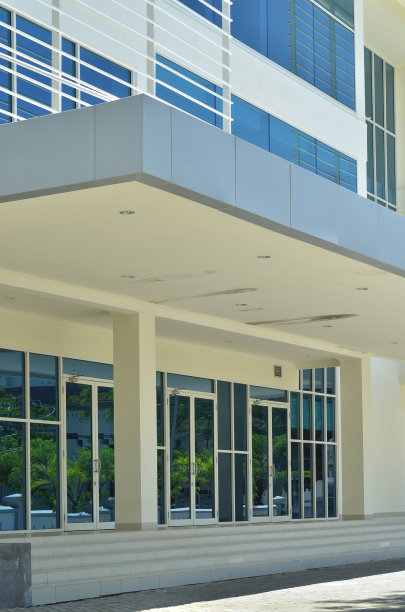 一座具有现代建筑风格的新建筑图片下载