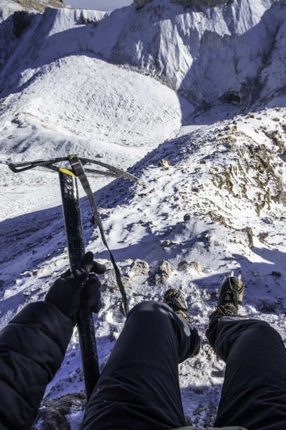 Iztaccihuatl - Popocatepetl国家公园，一名登山者手持冰斧，用冰爪在冰川上行走的水平照片图片下载