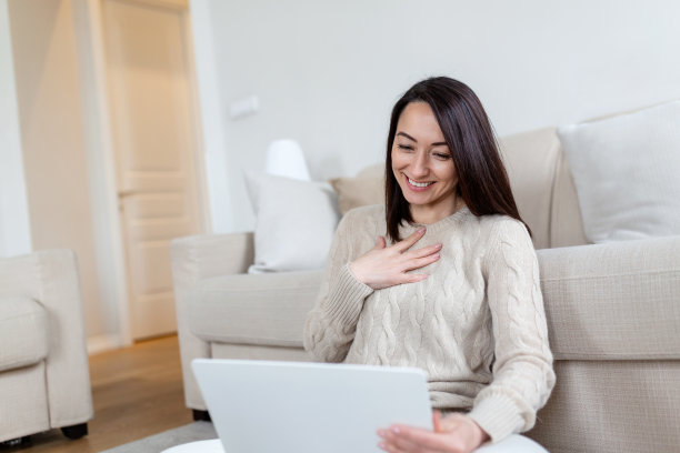 休闲亚洲女性肖像放松坐在地板上使用电脑笔记本电脑。思考亚洲自由小企业主中小企业虚拟，工作从家里的概念。图片下载