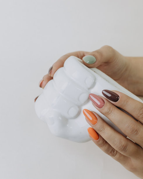 时尚专业的美甲和足疗，柔和的颜色和极简主义图片下载