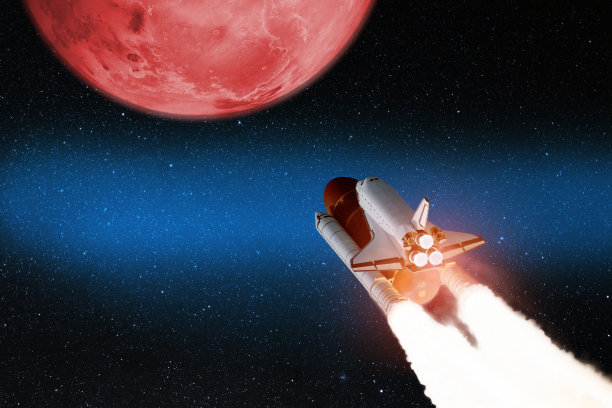 火箭带着爆炸和烟雾飞向红色星球火星。宇宙飞船升空去探索其他行星。图片下载