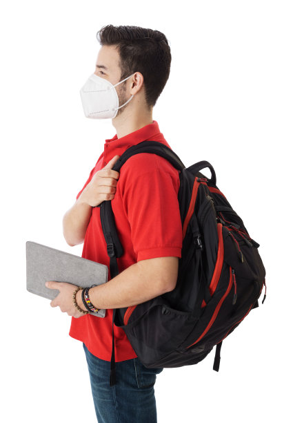 戴着面具站着的拉丁男学生的侧面视图图片下载