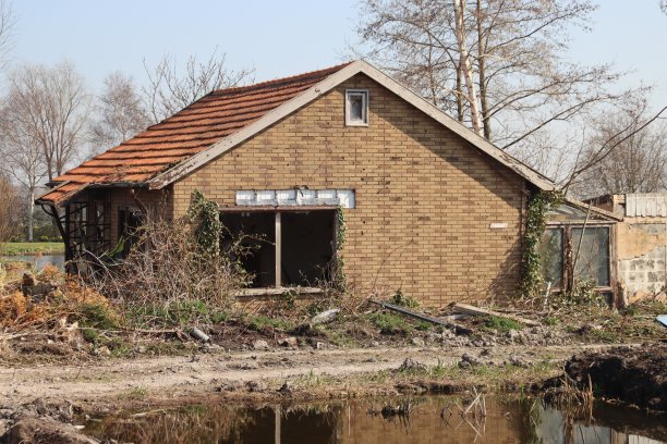 年代上屋顶上有洞的破旧房屋准备被拆除图片下载