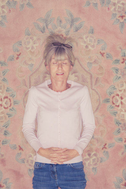 伸展身体，躺下，放松图片下载