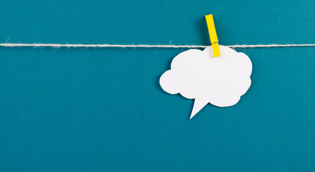 白色的云挂在一条线上，空白的文本拷贝空间，蓝色的背景，沟通和营销理念，被连接，联网图片下载