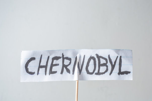 切尔诺贝利，剪纸上的字，变质的白色背景和复印空间图片下载