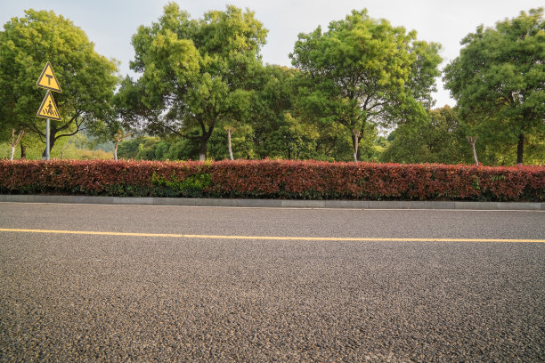 中国江阴现代城市建筑的天际线和沥青道路图片下载