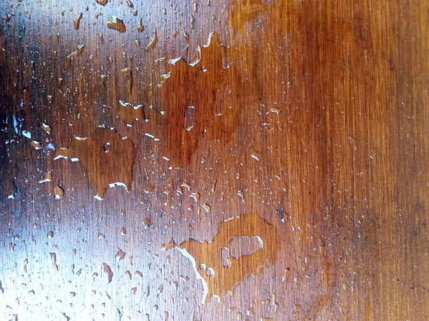 水滴在棕色的木头背景图片下载