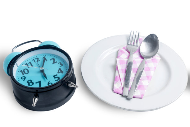 勺子和叉子放在盘子里的钟图片下载