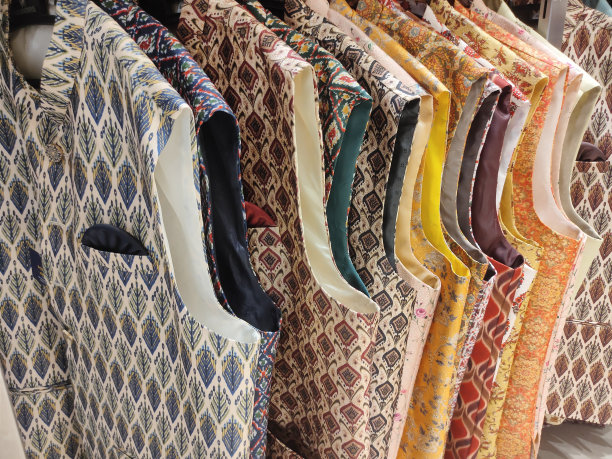 印度男士最新的时装挂在衣架上，在市场的零售店展示，印度男士的婚纱图片下载