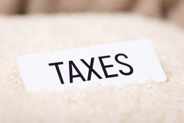 白纸上写着“大米税”图片下载