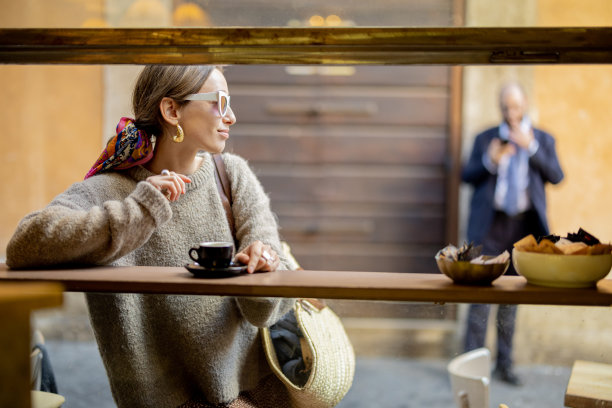 女人喝浓缩咖啡在传统旧式意大利咖啡馆图片下载