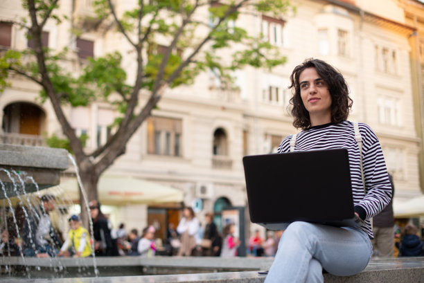 年轻女子坐在和使用笔记本电脑股票照片图片下载