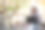 年轻女子坐在和使用笔记本电脑股票照片图片下载