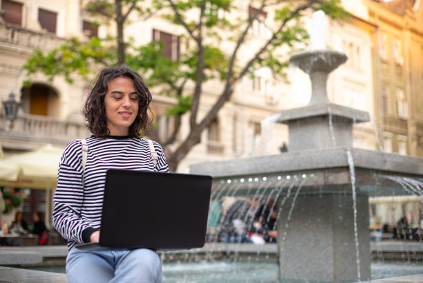 年轻女子坐在和使用笔记本电脑股票照片图片下载