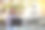 年轻女子坐在和使用笔记本电脑股票照片图片下载