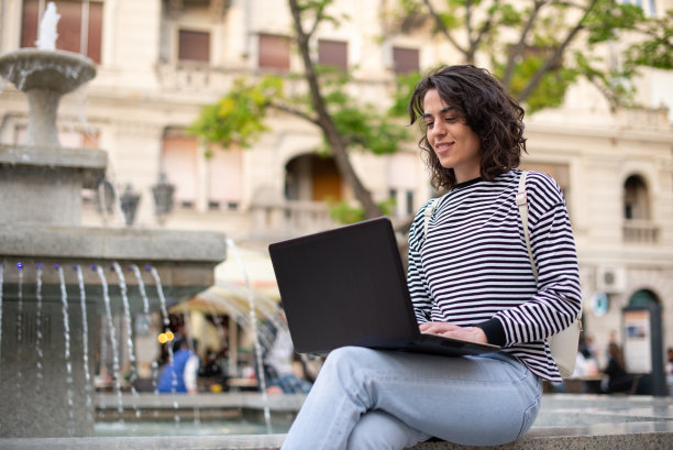 年轻女子坐在和使用笔记本电脑股票照片图片下载