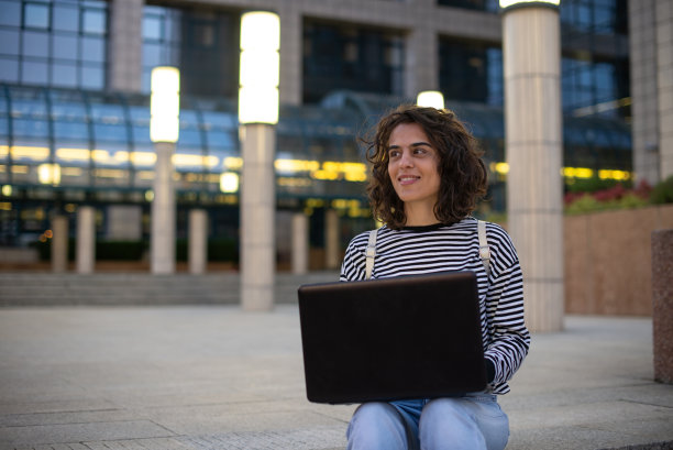 年轻女子坐在和使用笔记本电脑股票照片图片下载