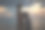 美丽的怀孕女孩和男人在夕阳下。图片下载