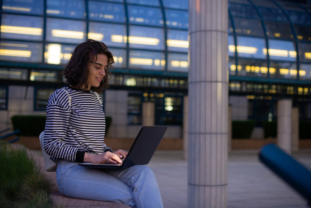 年轻女子坐在和使用笔记本电脑股票照片图片下载