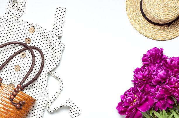 柳条稻草或藤妇女生态袋与美丽的粉红色牡丹花亚麻连衣裙草帽在白色背景。女性时尚配饰用牡丹花，春夏概念，卡用花图片下载