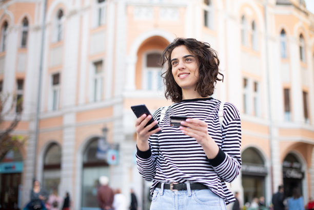 年轻女子购物在城市股票照片图片下载