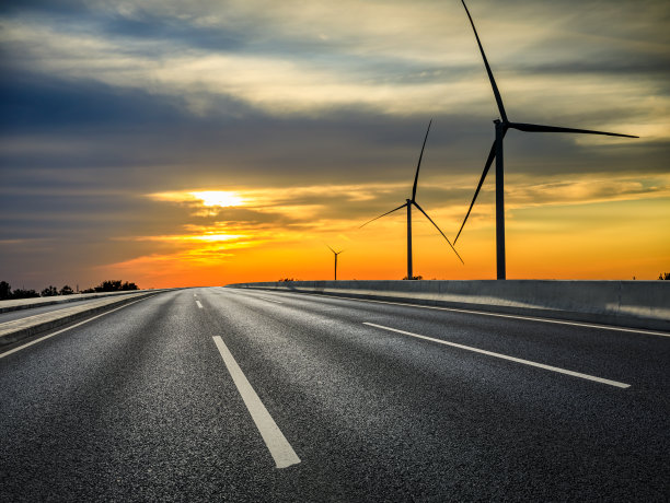 柏油路和日出时的彩云。图片下载