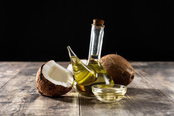 椰子油在水晶瓶图片下载