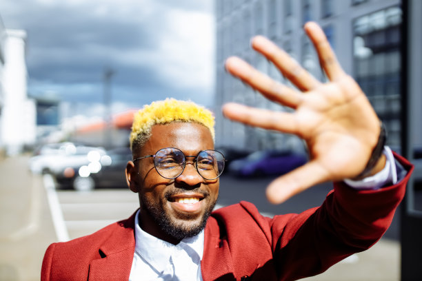 快乐的拉丁裔西班牙时尚经理在城市户外马萨拉夹克阳光明媚的夏天好日子图片下载