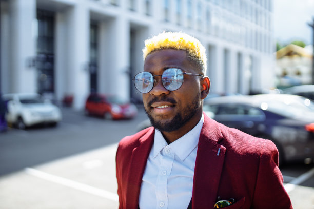 快乐的拉丁裔西班牙时尚经理在城市户外马萨拉夹克阳光明媚的夏天好日子图片下载