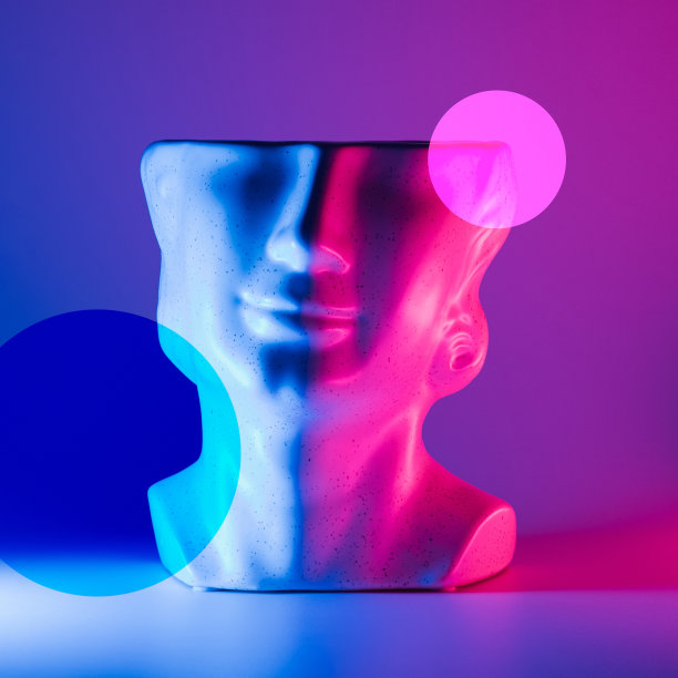 在霓虹灯照明的背景上切割石头头。和插图。图片下载