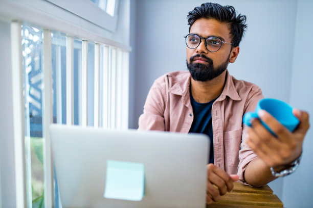 黑人混血男子穿着便服坐在寒冷地带图片下载