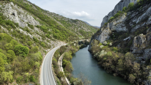 临河有山路和铁路图片下载